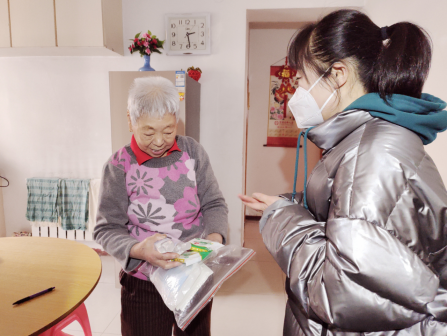 大东区津桥街道大北桥社区为独居老人送药.jpg