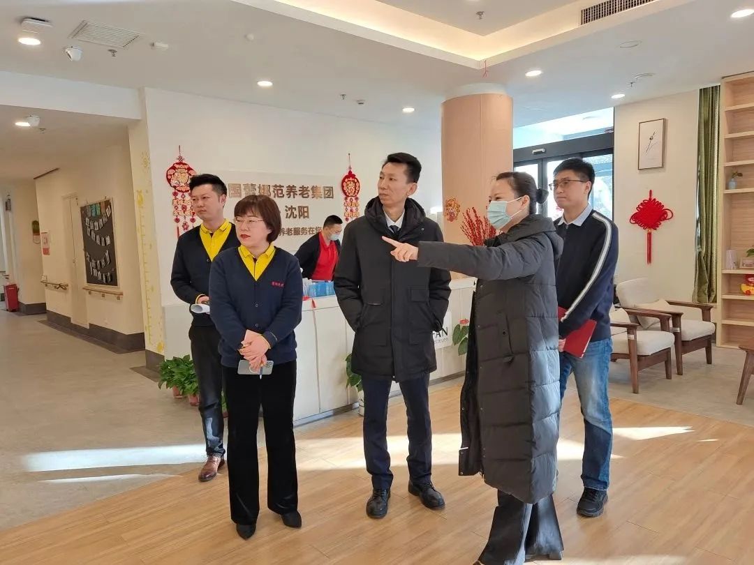 田兴局长(左三)带队到皇姑区蕾娜范颐养院参观照片.jpg