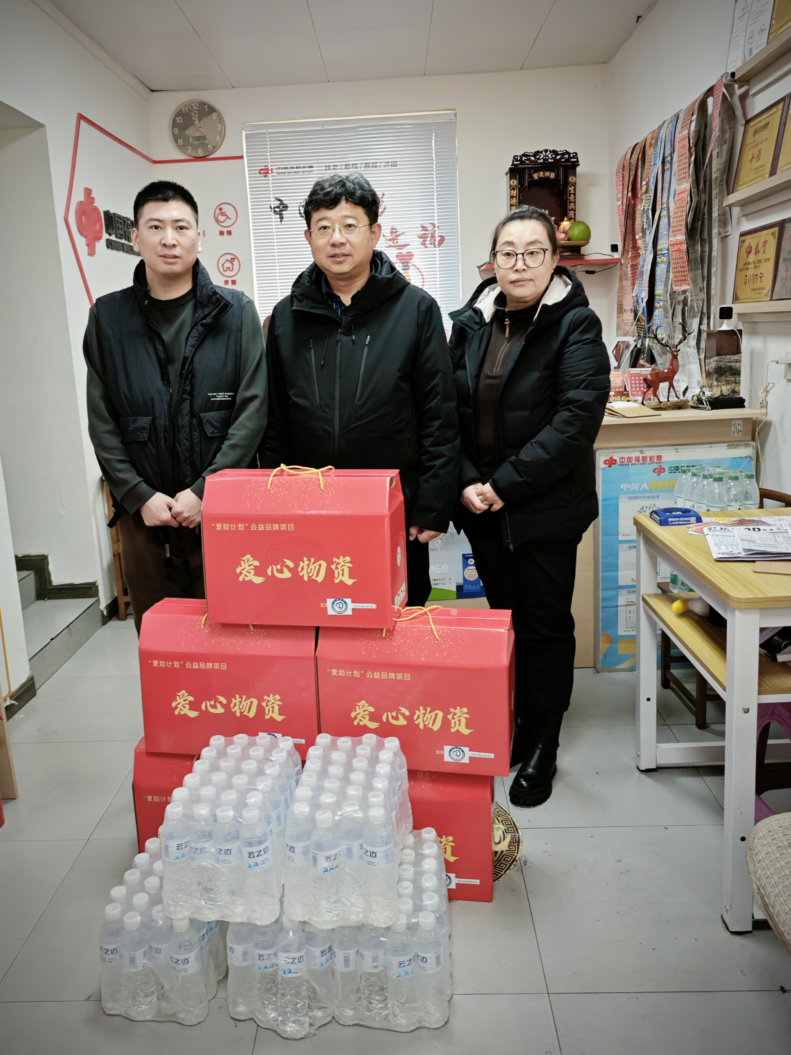 附件2市救助管理站站长韩传辉与市福利彩票中心副主任焦丹向福彩爱心驿站捐赠物资02.jpg