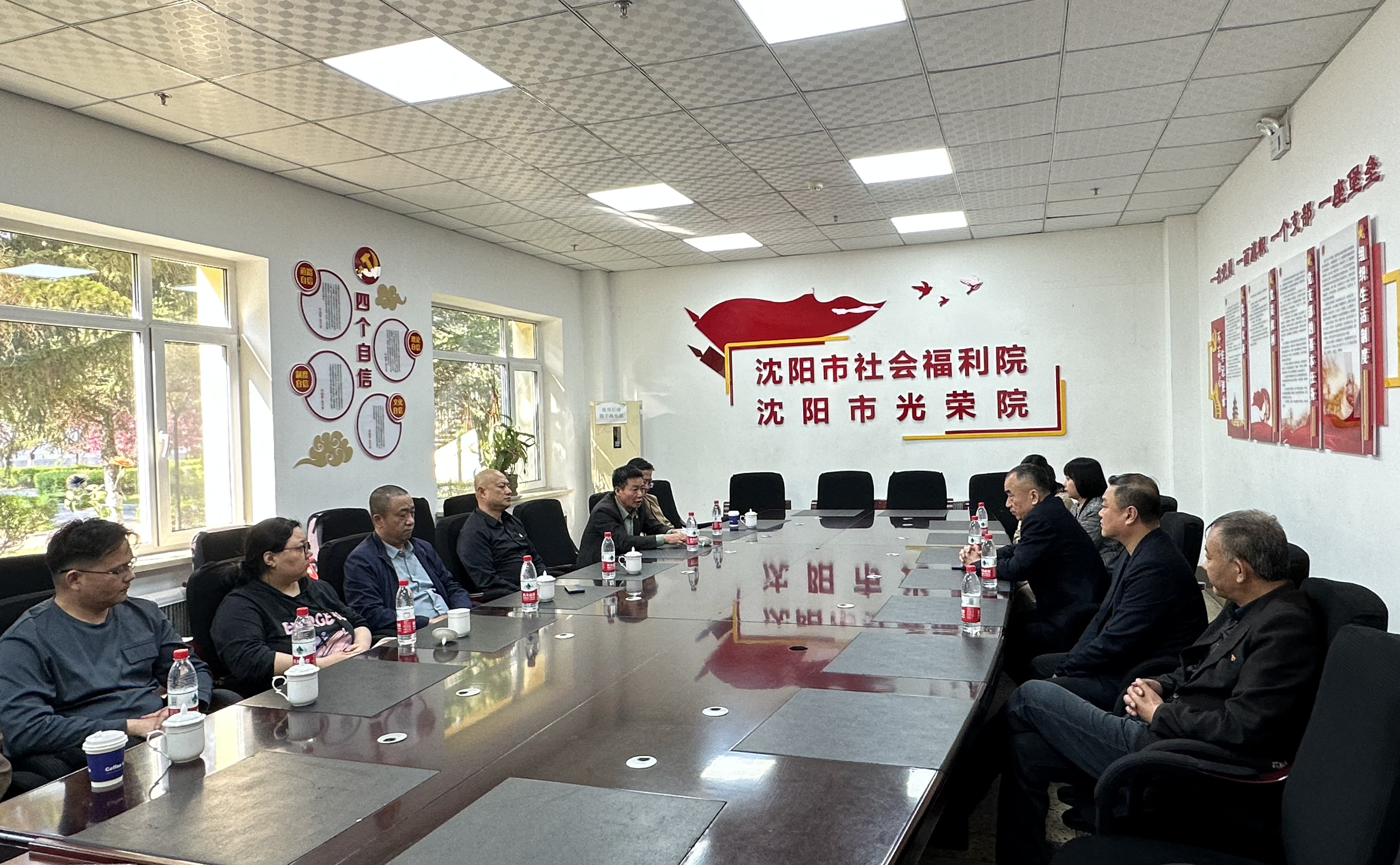 图五:党员开展座谈交流 (2).jpg