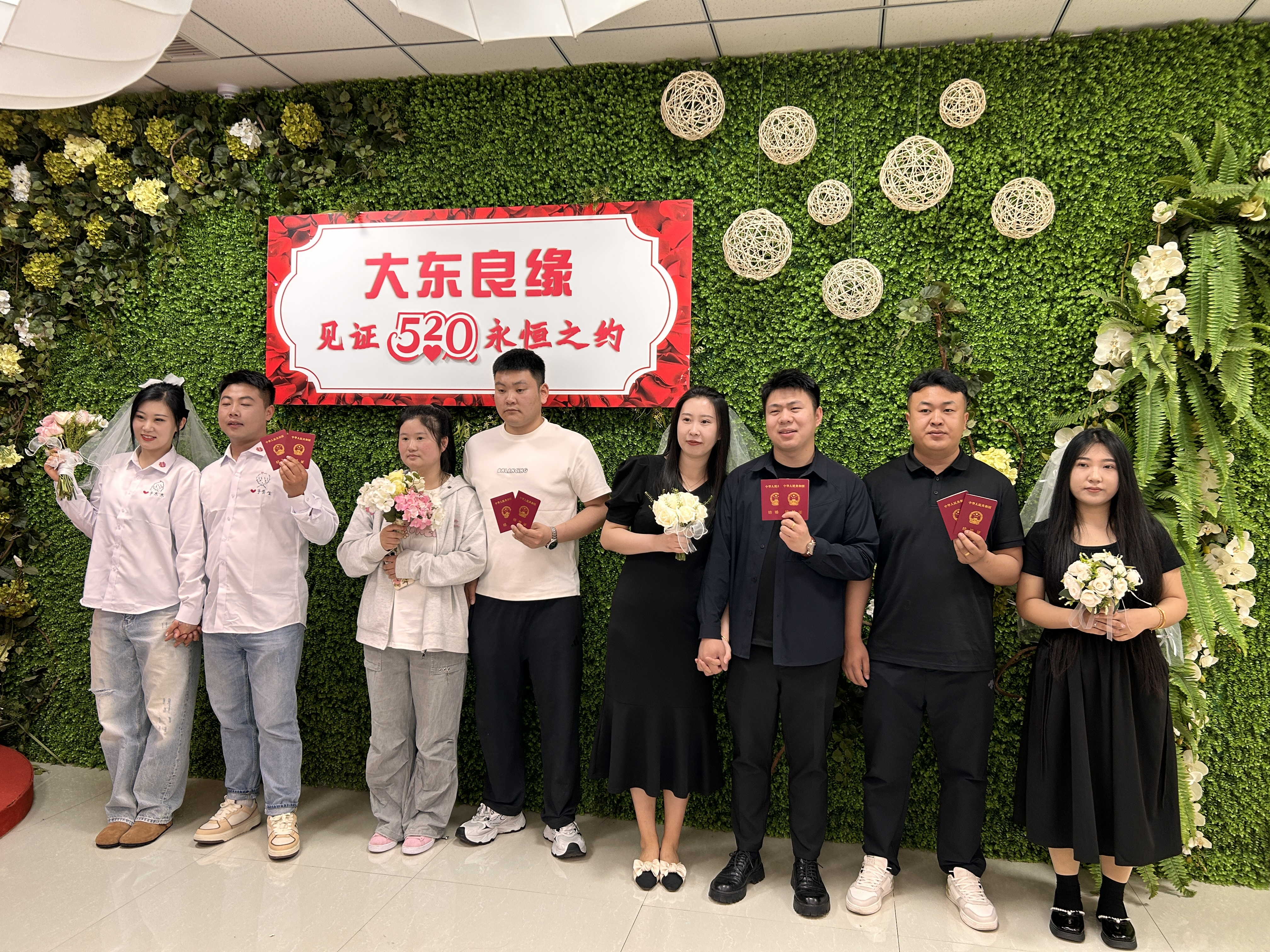 布置一新的颁证室新人们手持结婚证与鲜花步入婚姻殿堂.png